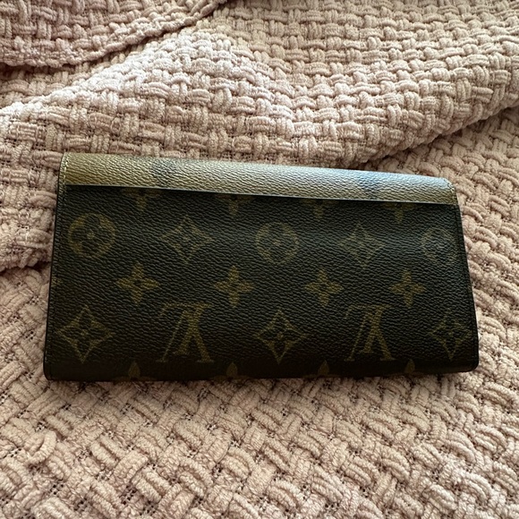 EUC Sarah Reverse Monogram wallet.  Giftable - Picture 2 of 10
